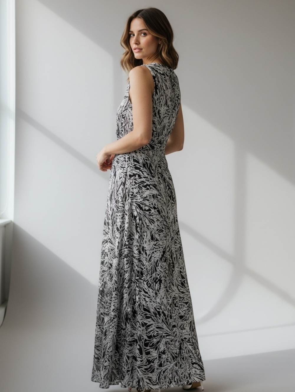 London Times Womens Size 8 Black White Tropical Print Sleeveless Maxi Dress - Picture 2 of 13